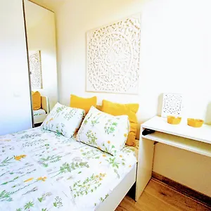 Private In Renovated - Tram 1 Min Walk Kwatera prywatna