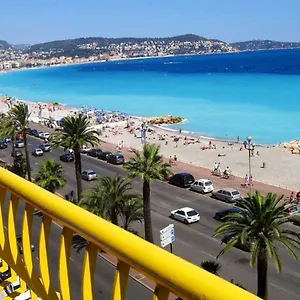 Beachfront Promenade Des Apartment